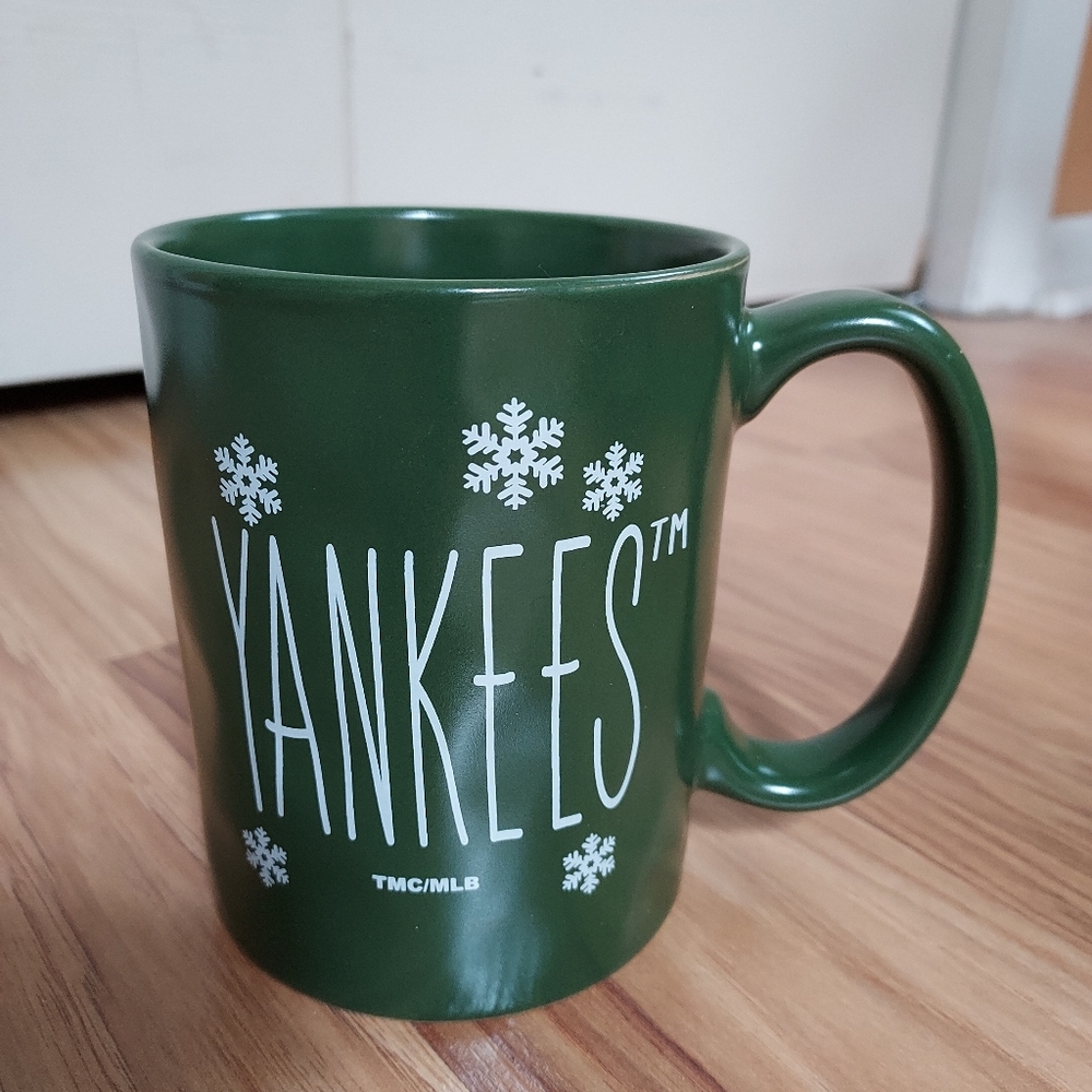 Yankees Green Snowflakes Stoneware The Memory Company Coffee Mug